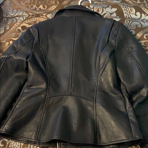 Simply styled leather jacket - Picture 4 of 5